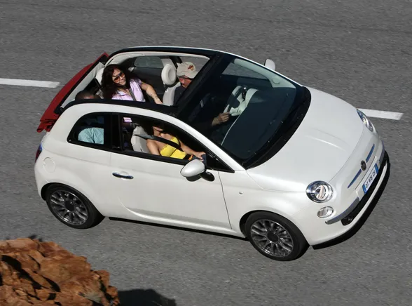 fiat_500_convertibl_217213a_528595.jpg