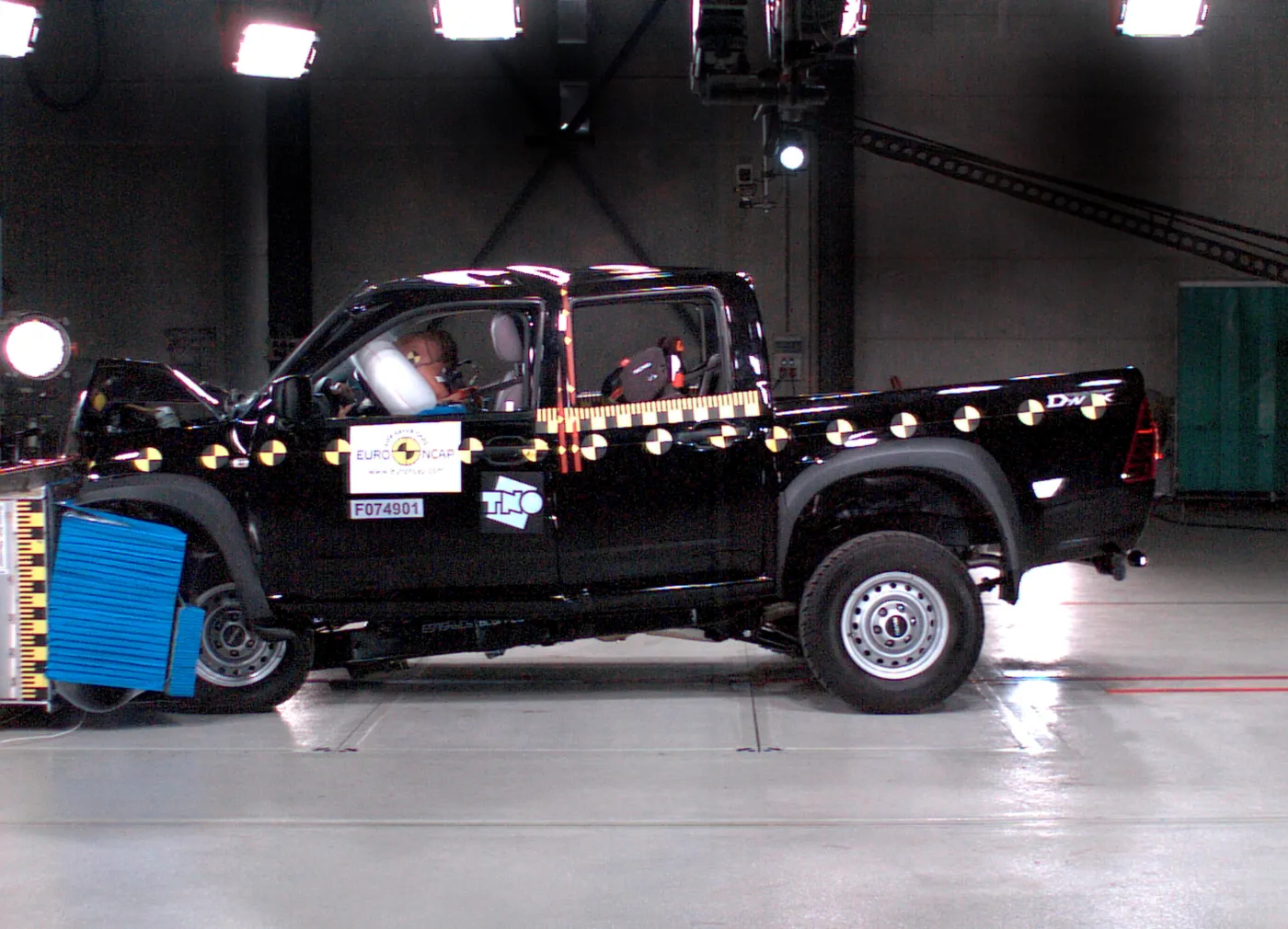 fr_isuzu_d_max_rodeo_59324a_151783.jpg