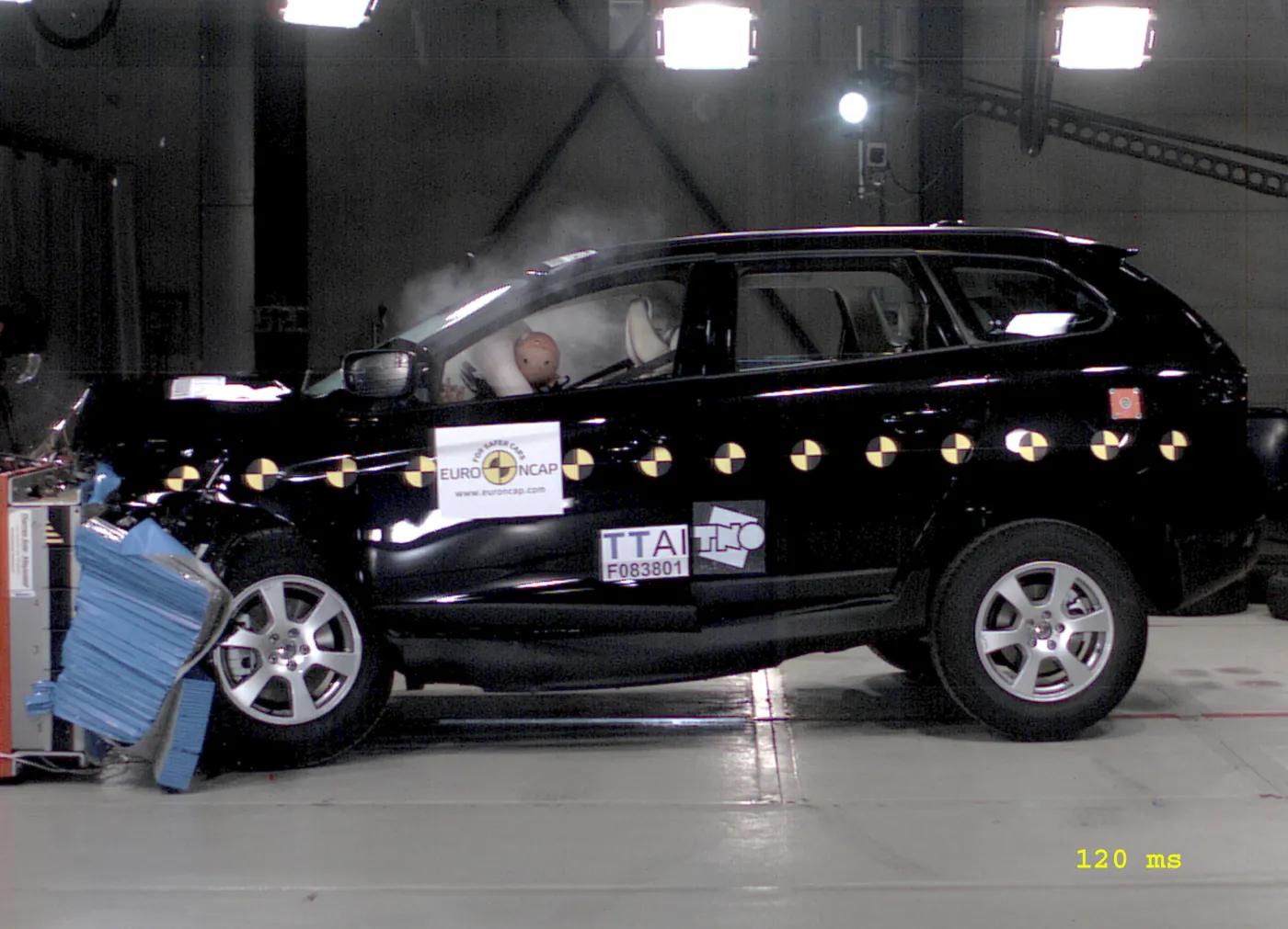 fr_volvo_xc60_front_141055a_835447.jpg
