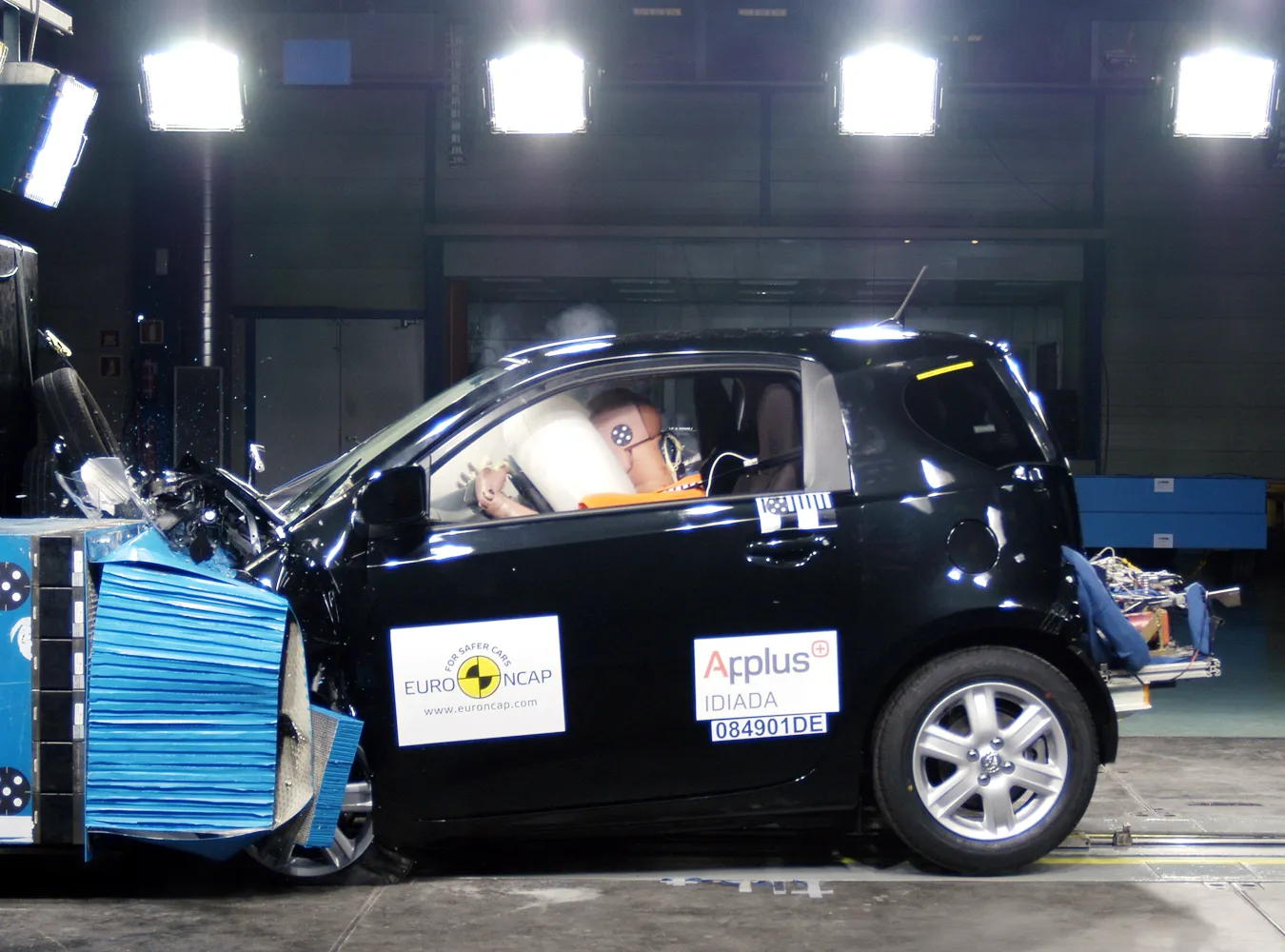 fr_toyota_iq_front_166133a_1273512.jpg
