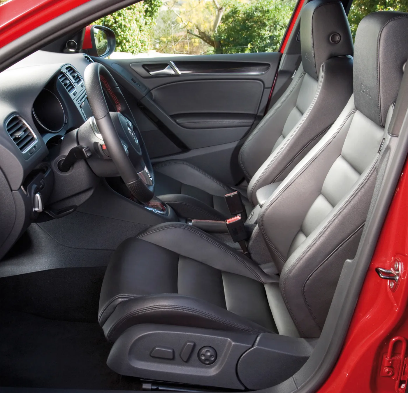volkswagen_golf_gti_192380a_1232925.jpg