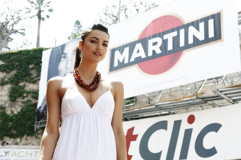fr_martini_girl_5_j_207381a_1245906.jpg