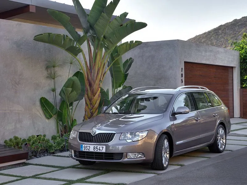 fr_skoda_superb_est_245716a_959665.jpg