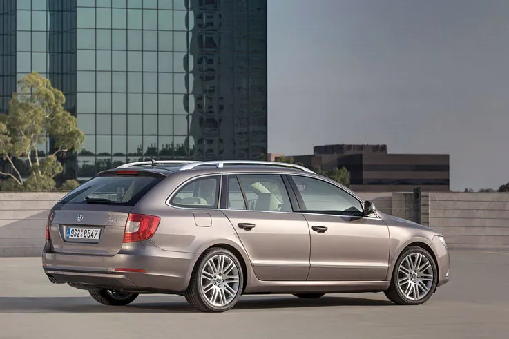 fr_skoda_superb_est_245711a_959257.jpg