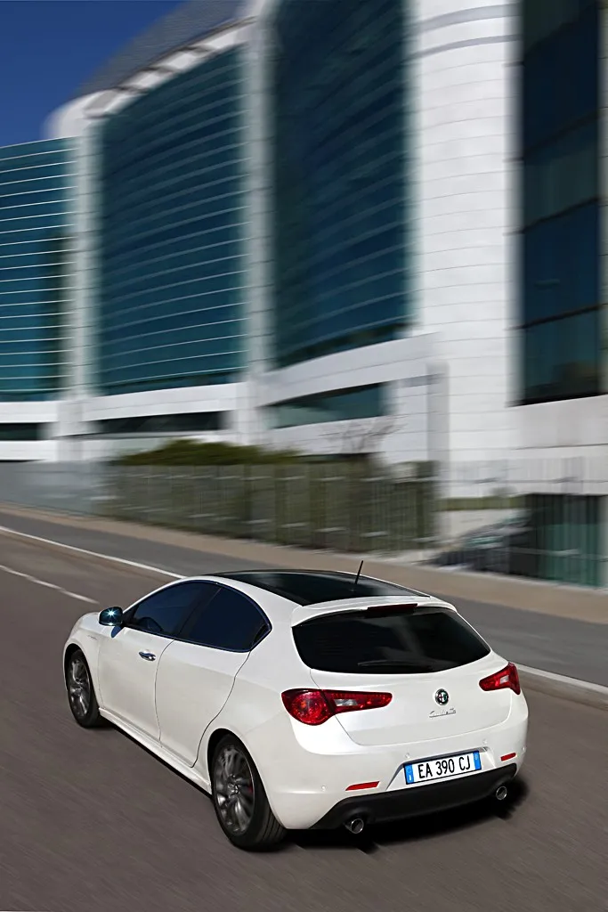 100413_ar_giulietta_279888a_643540.jpg