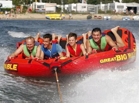 WLADYSLAWODARIUSZ TIGER MICHALCZEWSKI BOKSER UCZY SIE KITESURFING W SZKOLA KITE MIXTURA NA CAMPING SOLARISNZ PIOTR JENDRYCZKA WLASCICIEL MIXTURA ORAZ SYNOWIE MICHALCZEWSKIEGO MICHAL I NIKOLAS ORAZ DARIUSZ MICHALCZEWSKI NA MATERACU ZA MOTOROWKA06.08.2007FOT. WOJCIECH FIGURSKI