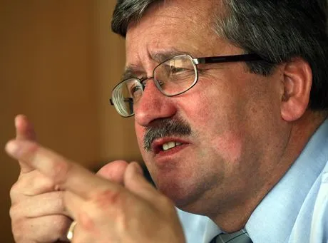 Komorowski Dość rozmów z Rydzykiem na klęczkach