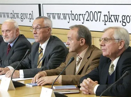 Warszawa, 19.10.2007. Sekretarz Państwowej Komisji Wyborczej Kazimierz Czaplicki L, przewodniczący Państwowej Komisji Wyborczej Ferdynand Rymarz 2L, zastępca przewodniczącego PKW Jan Kacprzak 2P, członek PKW Włodzimierz Ryms P  podczas konferencji prasowej przed wyborami, 19 bm. w Warszawie. pscatPAPPaweł Supernak zdjęcie do depeszy PAP PKW kampania była intensywna i emocjonalna