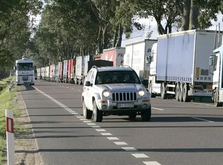 2007.07.30 Augustow Tiry oczekujace na przejazd przez Augustow Glowne rondo w miescie blokowane jest przez zwolennikow budowy obwodnicyfot Wojtek Jargilo
