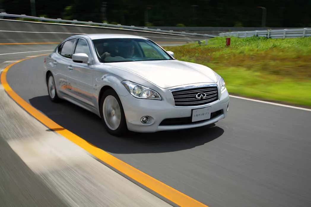 Z drogi! Pędzi pierwsza hybryda Infiniti