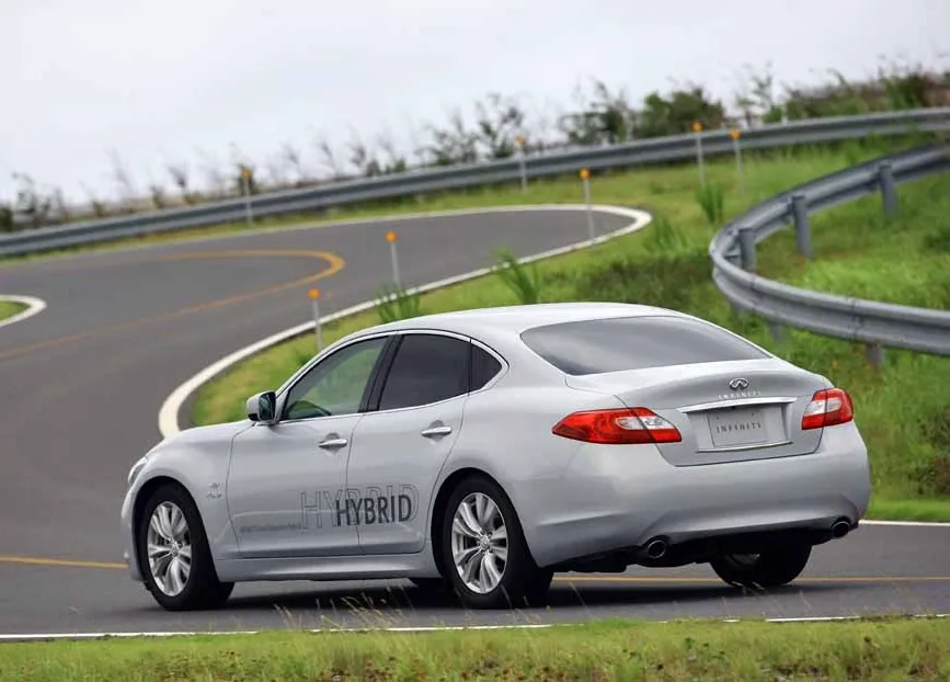 Z drogi! Pędzi pierwsza hybryda Infiniti