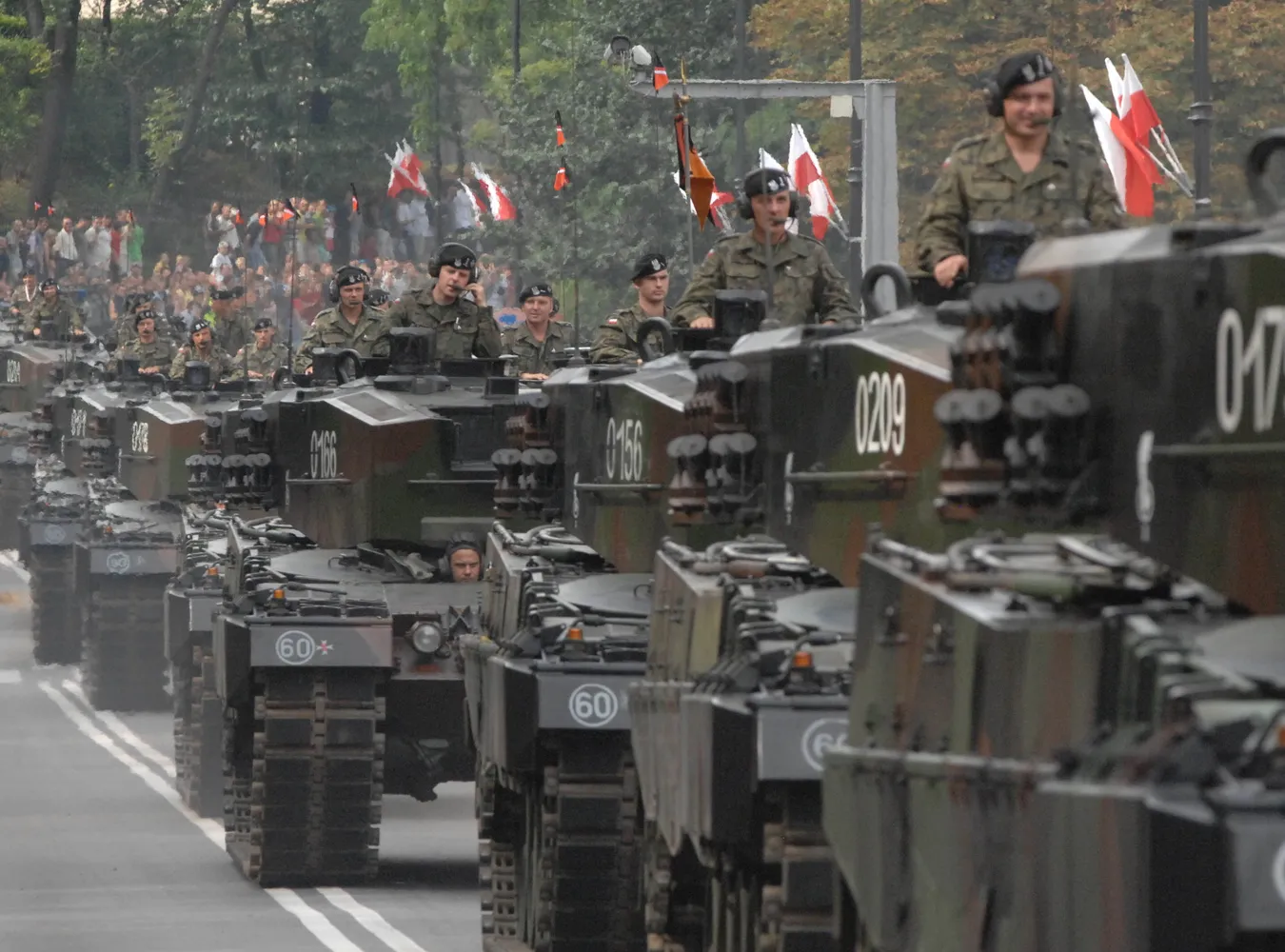 Polacy uwielbiają parady wojskowe