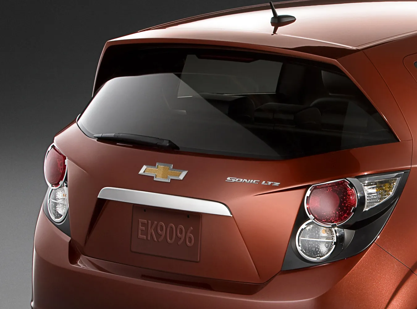 2012_chevrolet_sonic_l32_jp_1691210.jpg