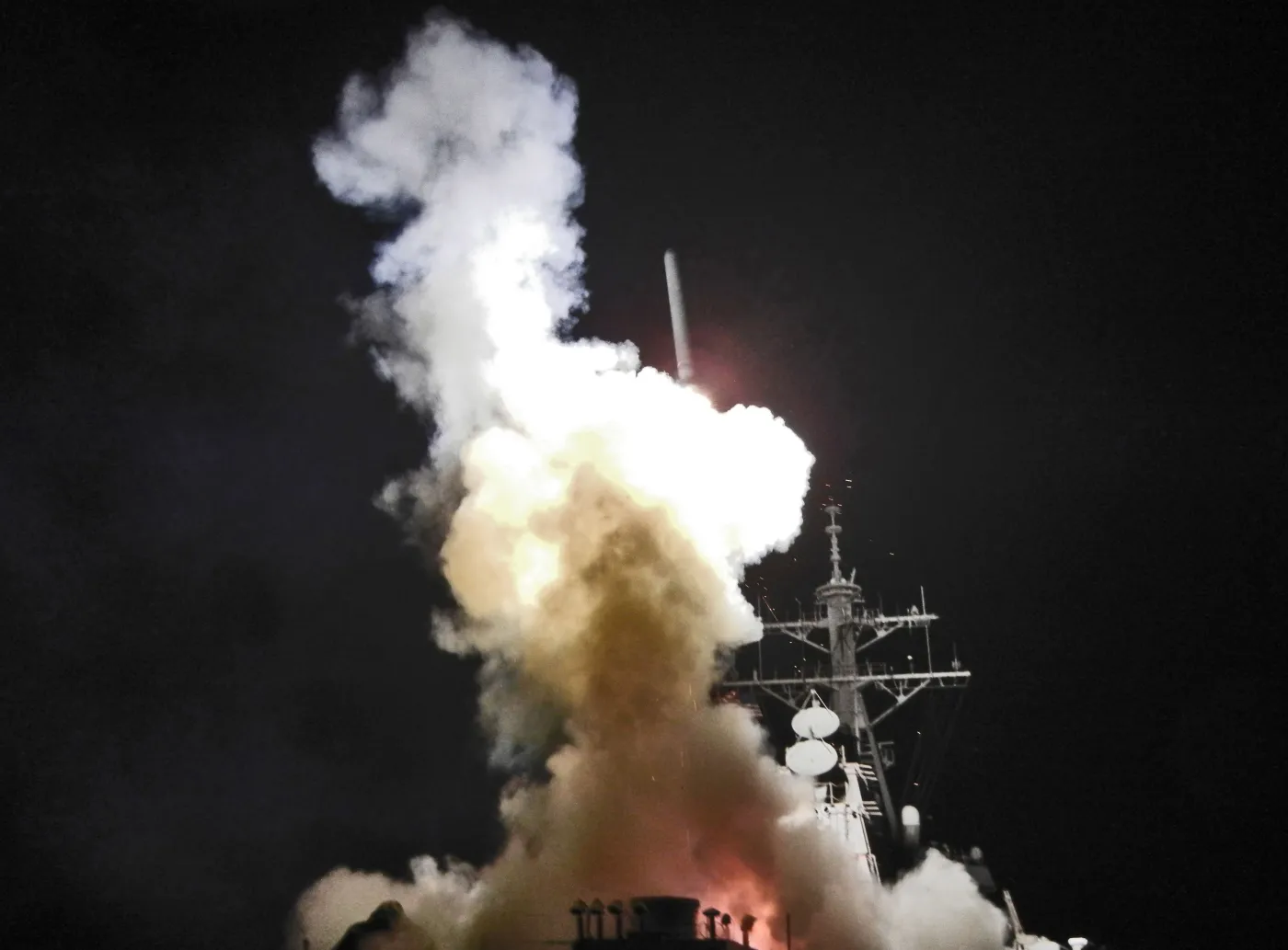 Zdjęcie udostępnione przez US Navy przedstawia moment wystrzału pocisku Tomahawk z USS Barry