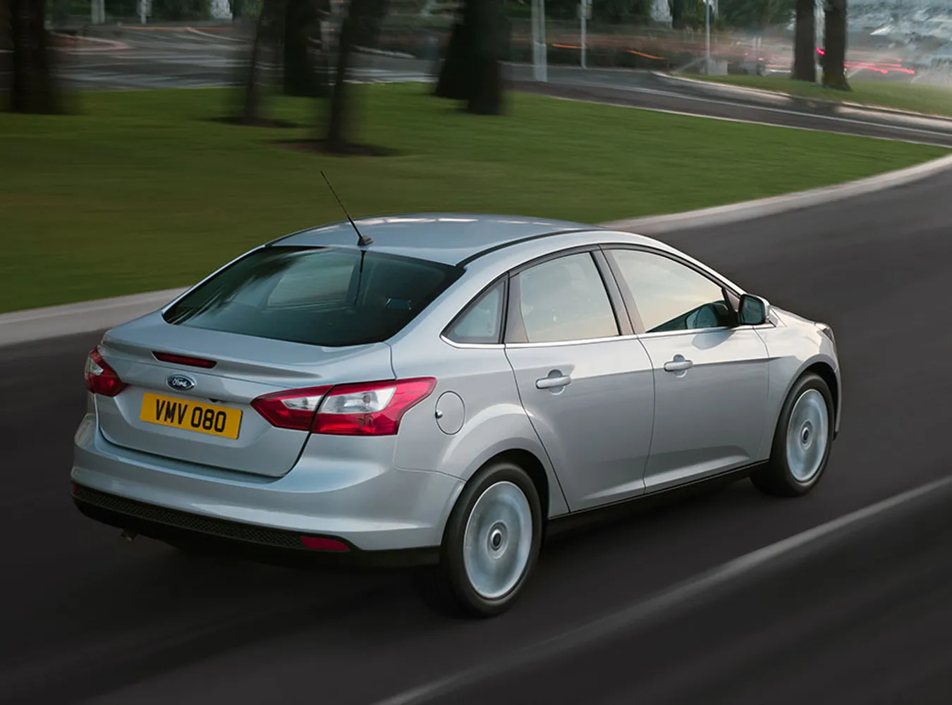 1826753-allnewfordfocus-4-door-007.jpg