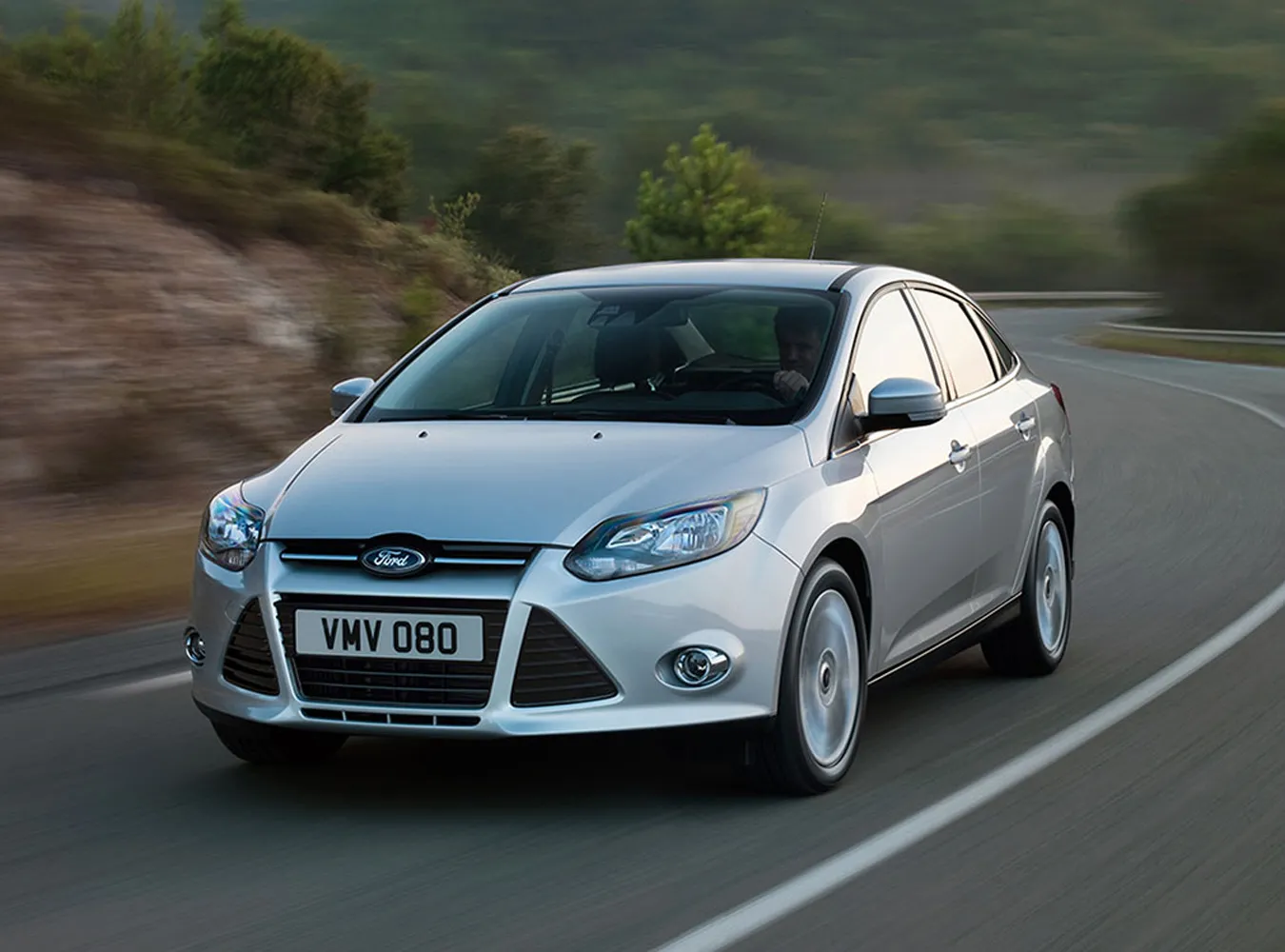 1826777-allnewfordfocus-4-door-009.jpg