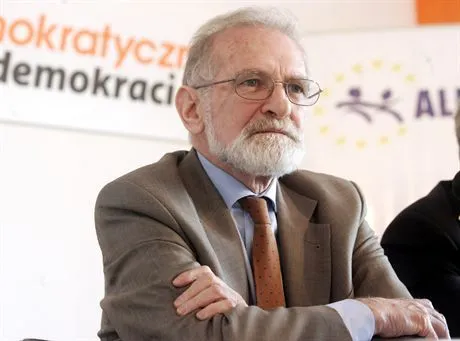 28.04.2007 Warszawa konferencja prasowa eurodeputowanego do PE Parlament Europejski Bronislawa Geremeka na ktorej podal powody nie zlozenia oswiadczenia lustracyjnegonz Bronislaw Geremekfot. Michal Rozbicki