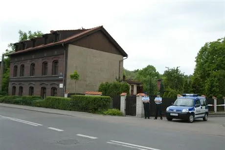 30.05.2007 - Siemianowice Slaskie .Samobojstwo Barbary Blidy . Blida ur 3 grudnia 1949 w Siemianowicach Slaskich popelnila samobojstwo przed godzina 7 rano 25 kwietnia 2007 w obecnosci funkcjonariuszy ABW .nz. Eksperyment procesowy dotyczacy smierci Barbary Blidy .Fot.  Tomasz GriessgraberEDYTOR.net