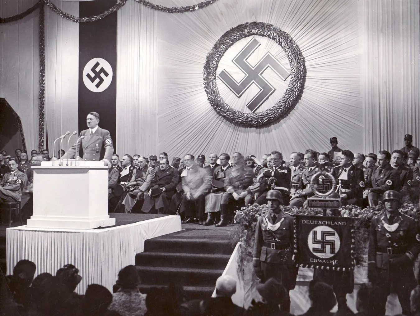 Adolf Hitler przeżył wojnę?