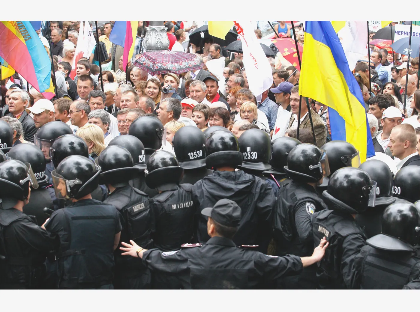 2251764-kordon-policji-powstrzymujacy.jpg