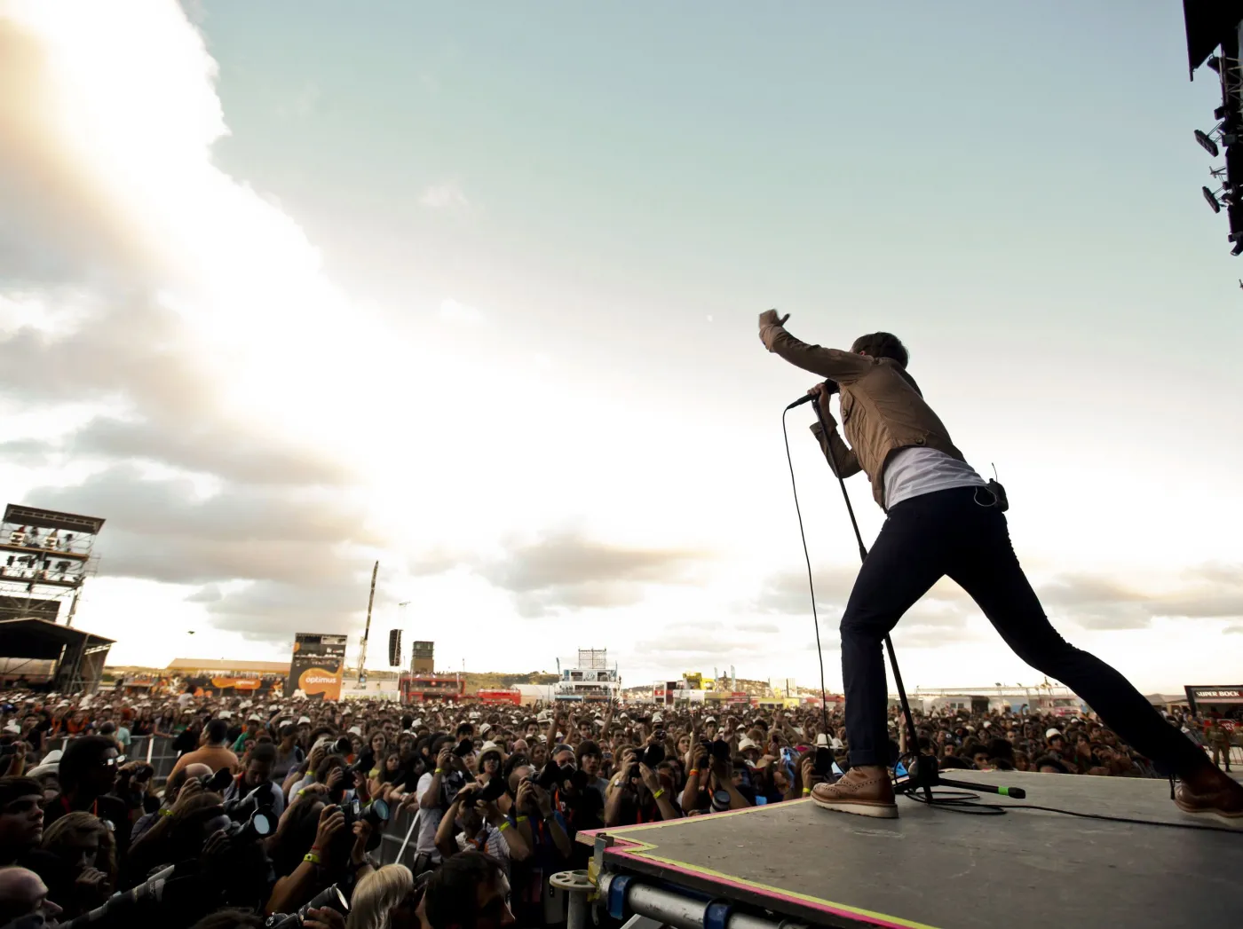 2260695-wokalista-kaiser-chiefs-ricky.jpg