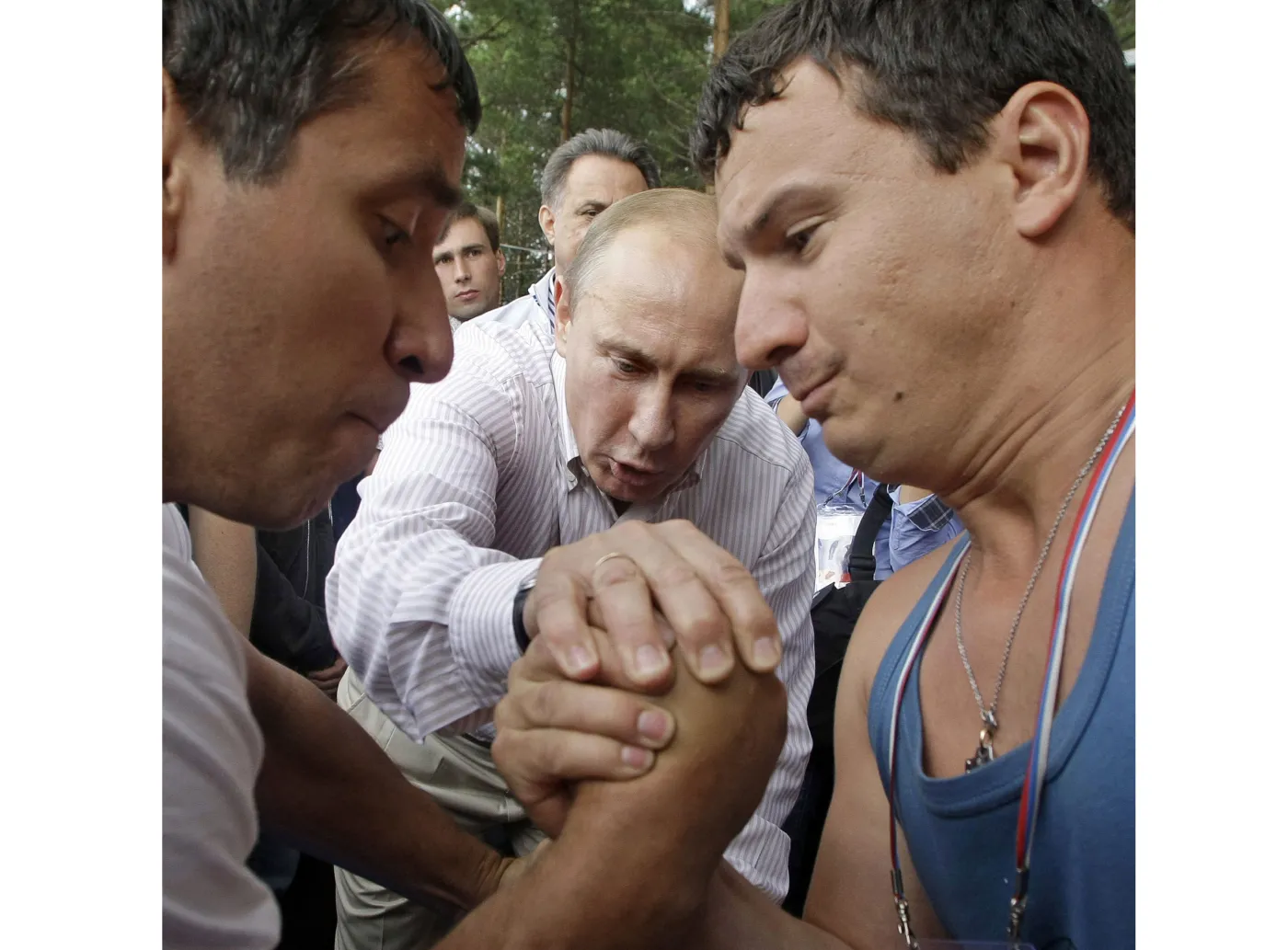 2342011-premier-putin-probuje-wplynac.jpg