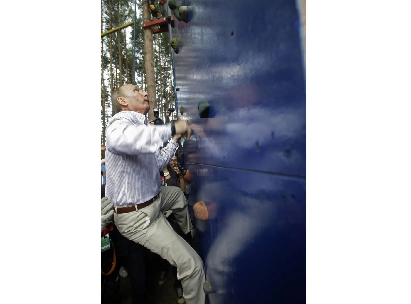 2342036-premier-putin-zdobywa-sciane.jpg
