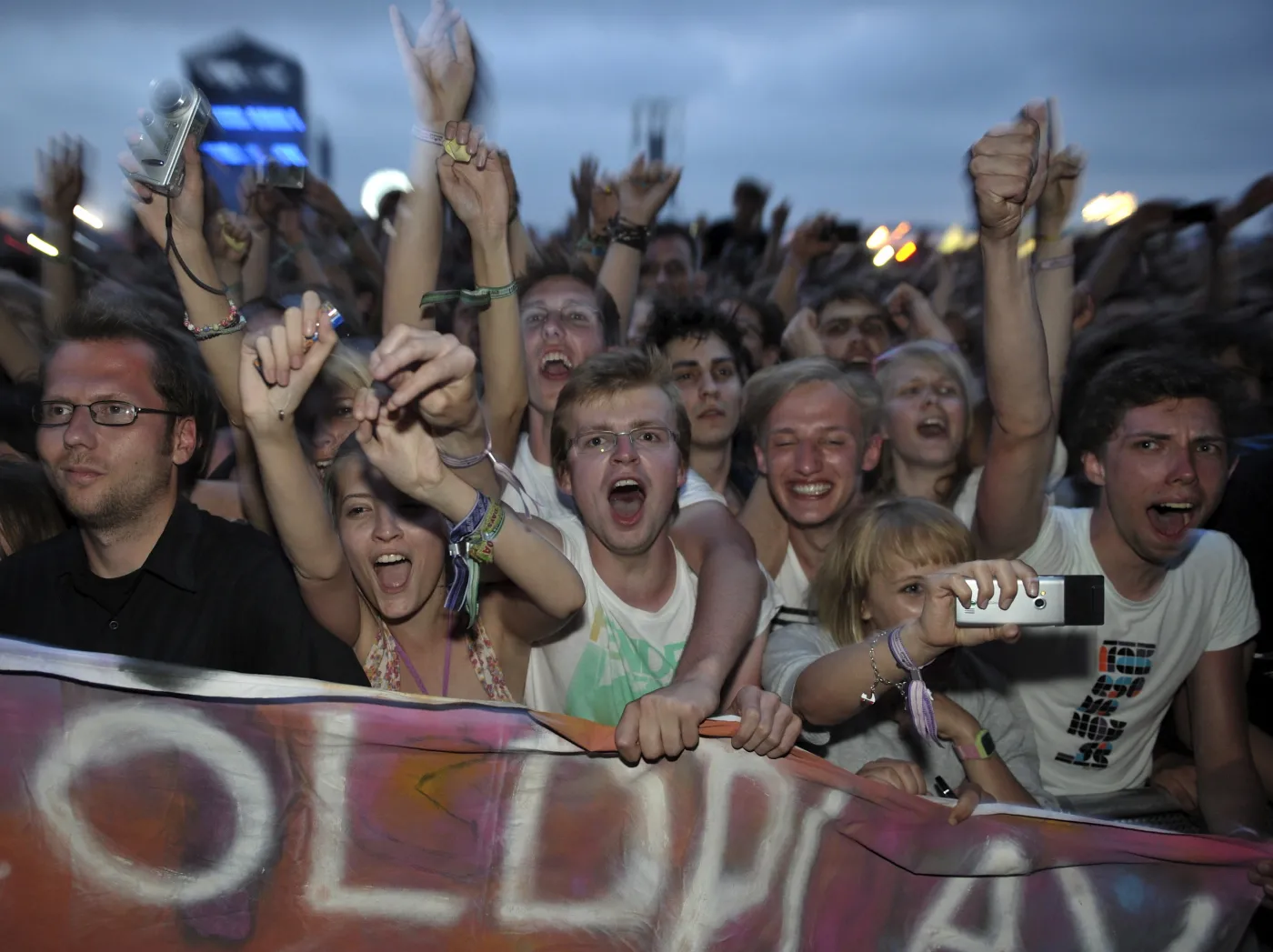2228346-publicznosc-podczas-koncertu.jpg