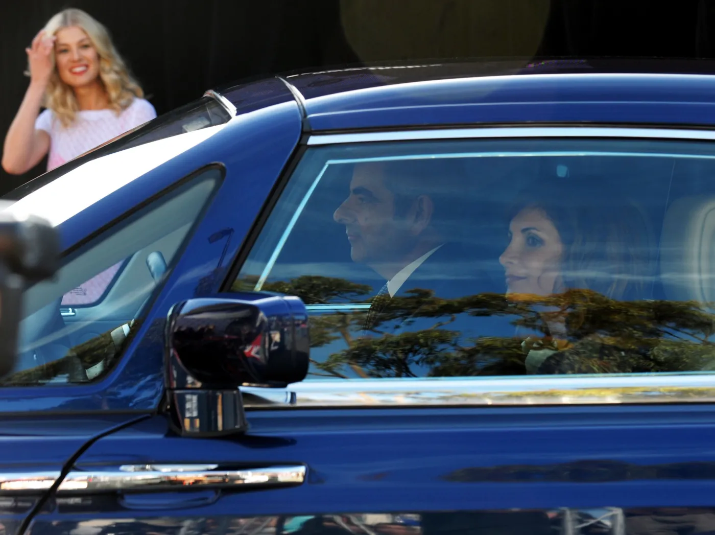 2451873-rowan-atkinson-z-zona-sunetra.jpg