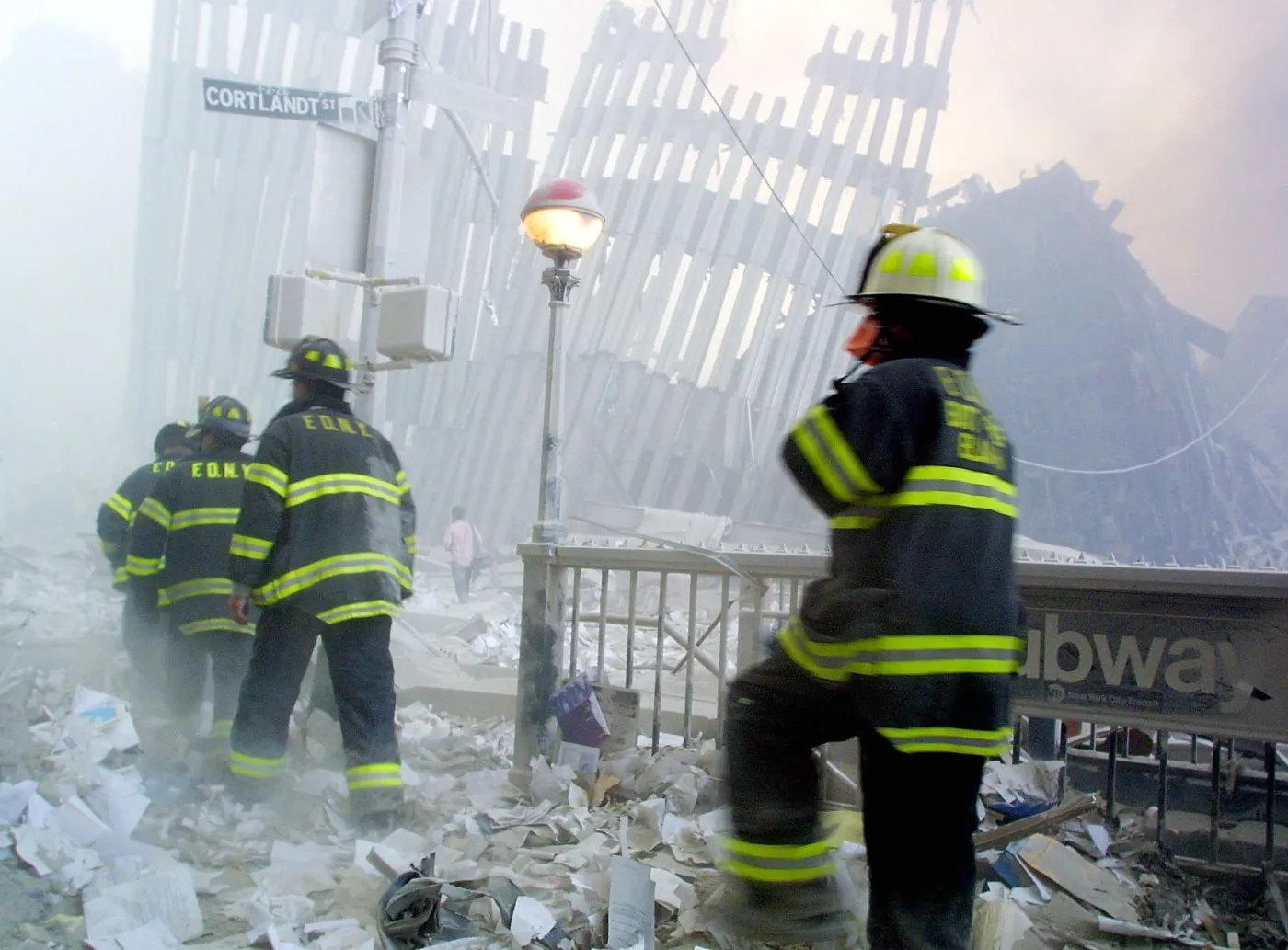 Strażacy docierają na miejsce katastrofy po zawaleniu się pierwszej wieży World Trade Center w Nowym Jorku