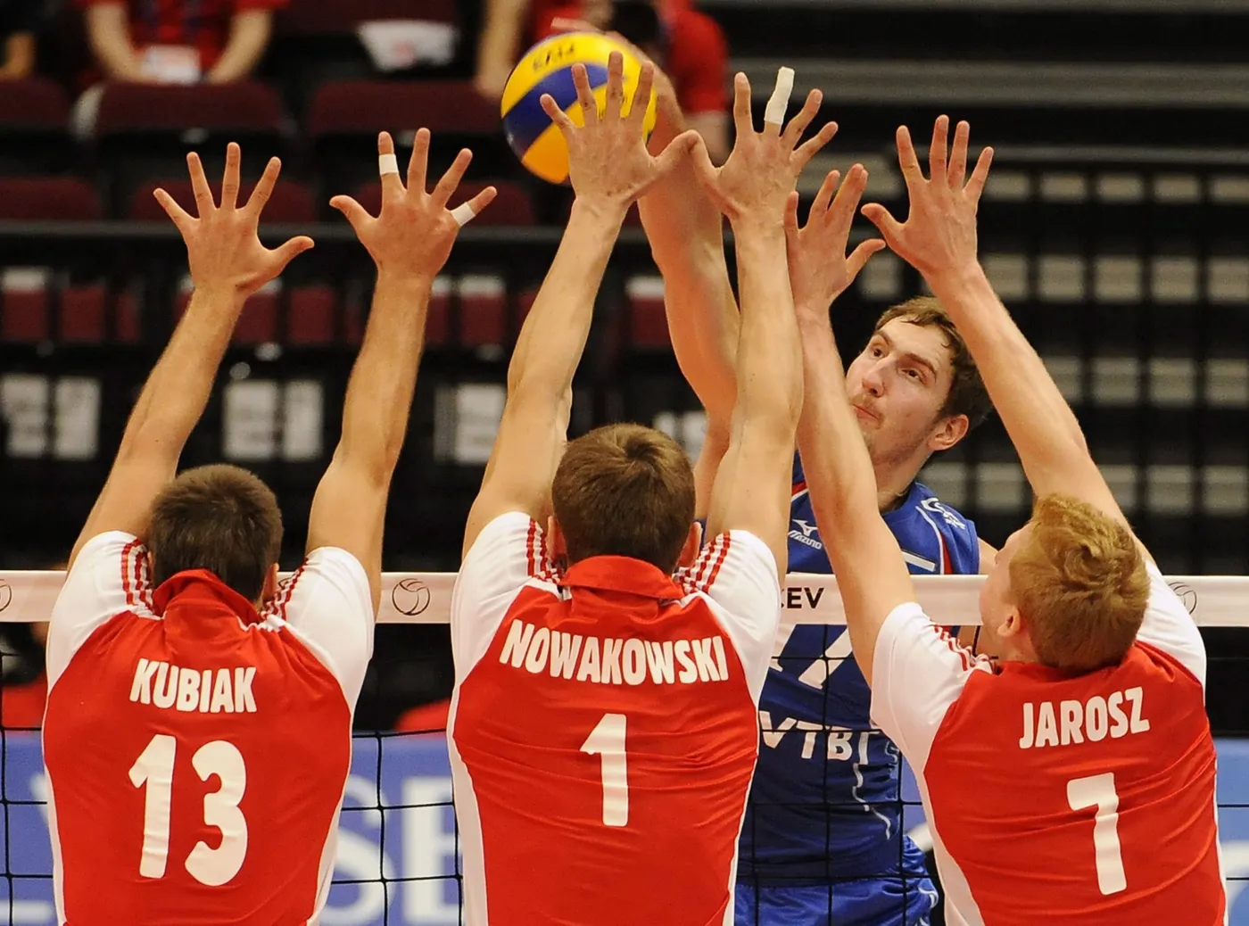 2503576-polski-blok-i-maxim-michailow.jpg