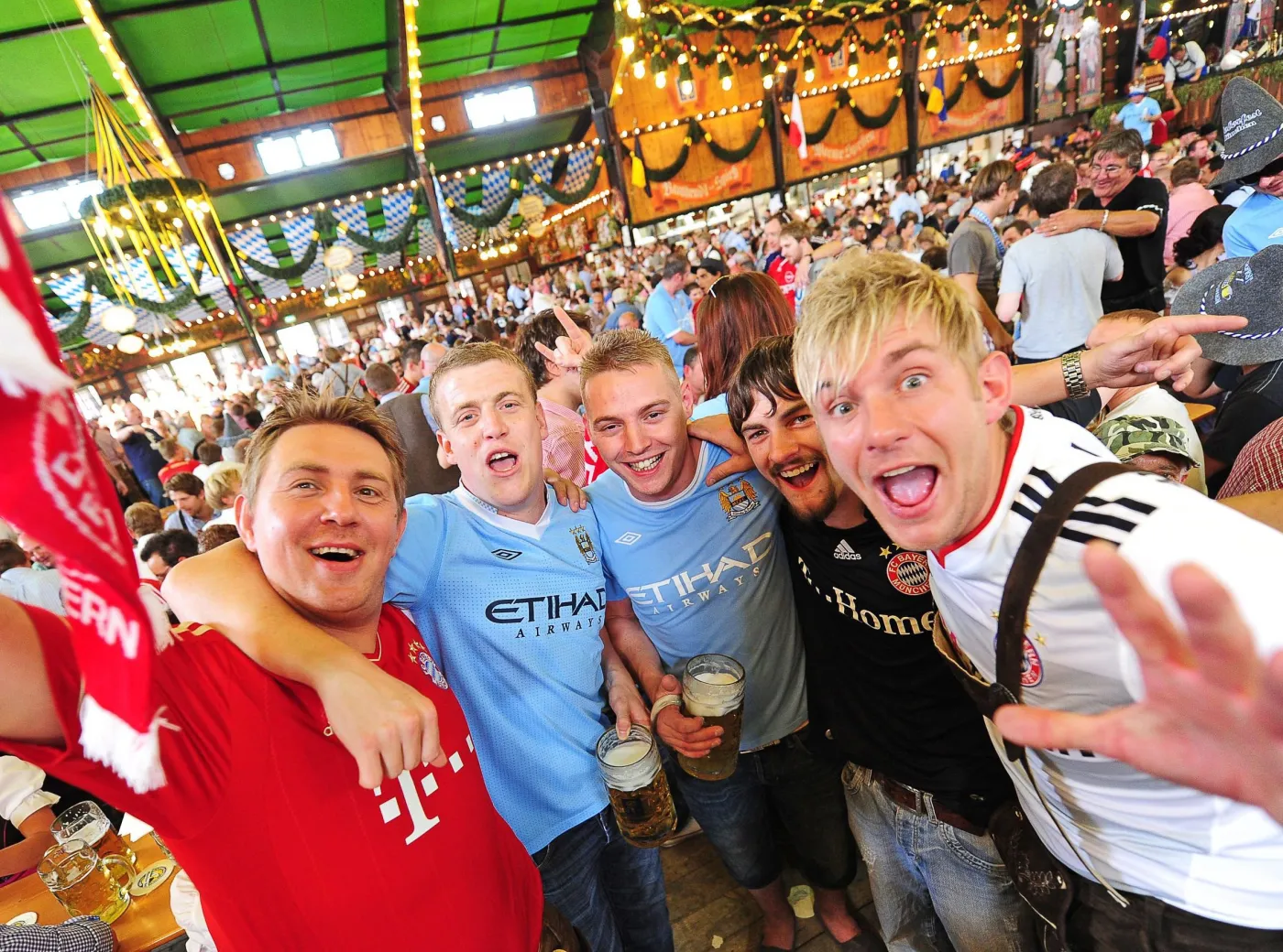 Kibice drużyn Manchester City i Bayern Monachium bawią się wspólnie na Oktoberfest