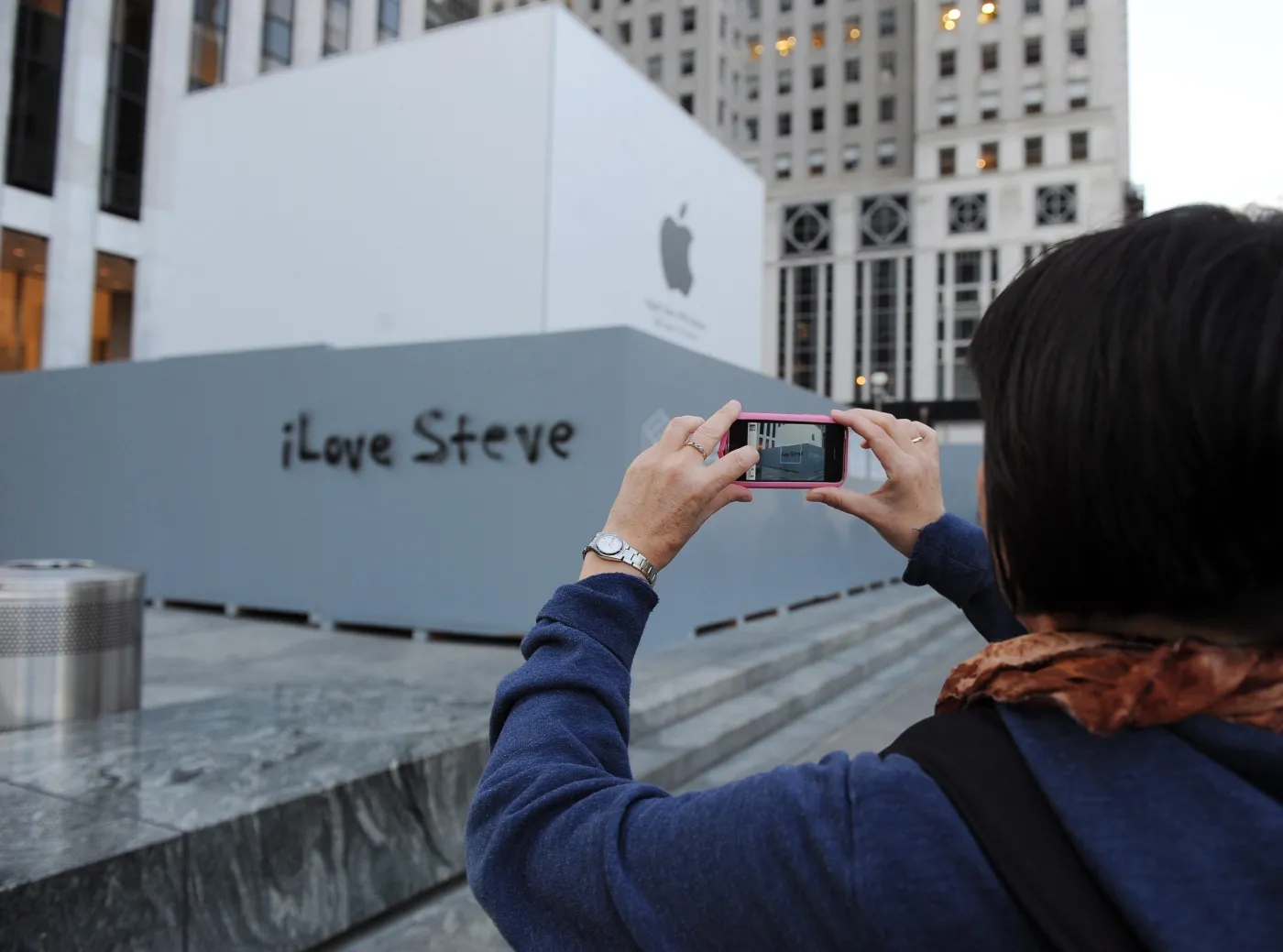 2576951-i-love-steve-na-scianie-przed.jpg
