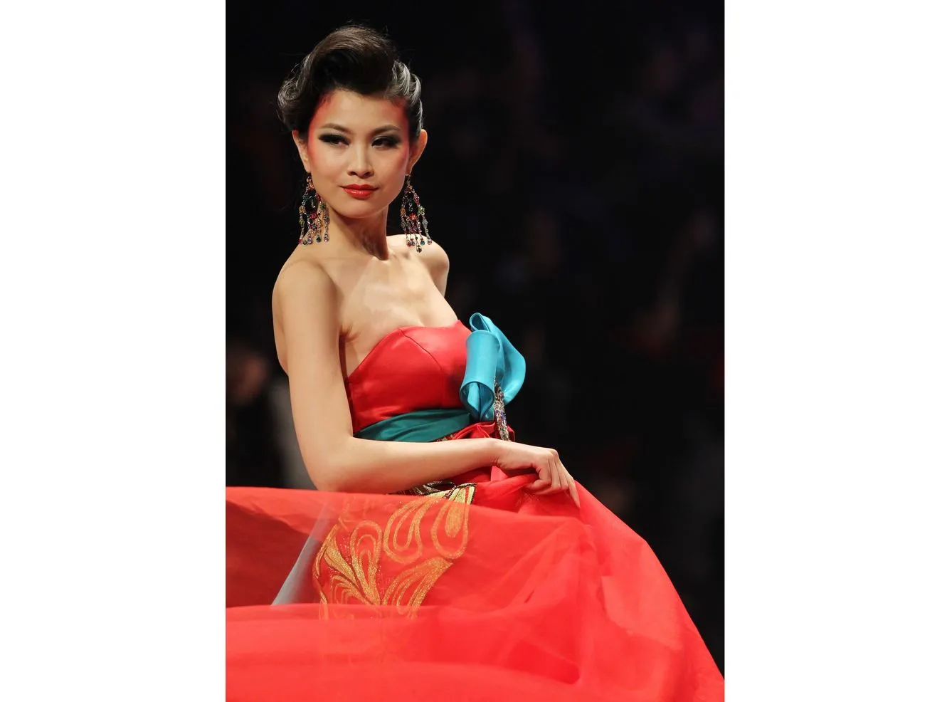 2669474-kolekcja-sukien-slubnych-tsai.jpg