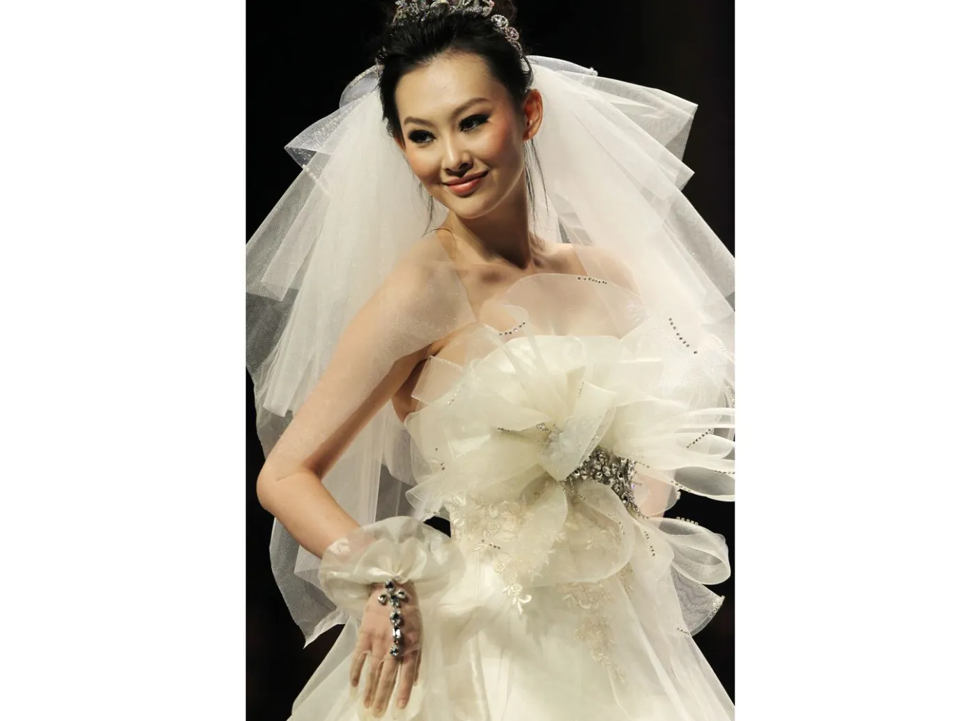 2669582-kolekcja-sukien-slubnych-tsai.jpg