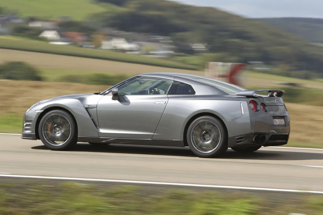 2702397-nissan-gt-r-gtr-2012-nowy-6.jpg