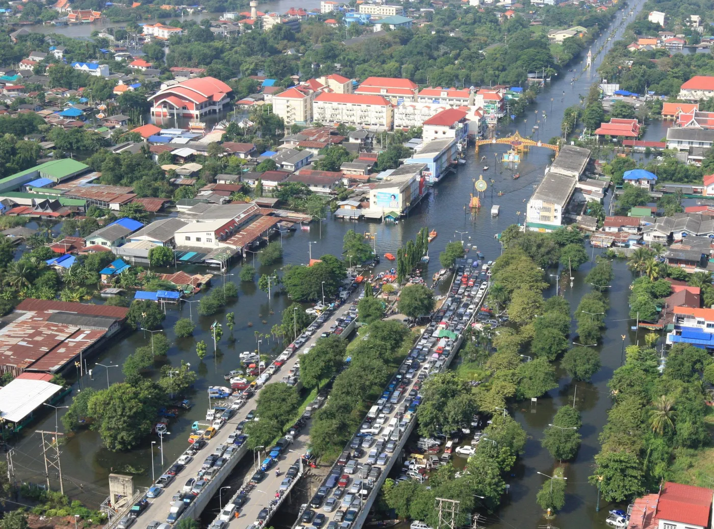 2625545-samochody-uwiezione-na-drodze.jpg