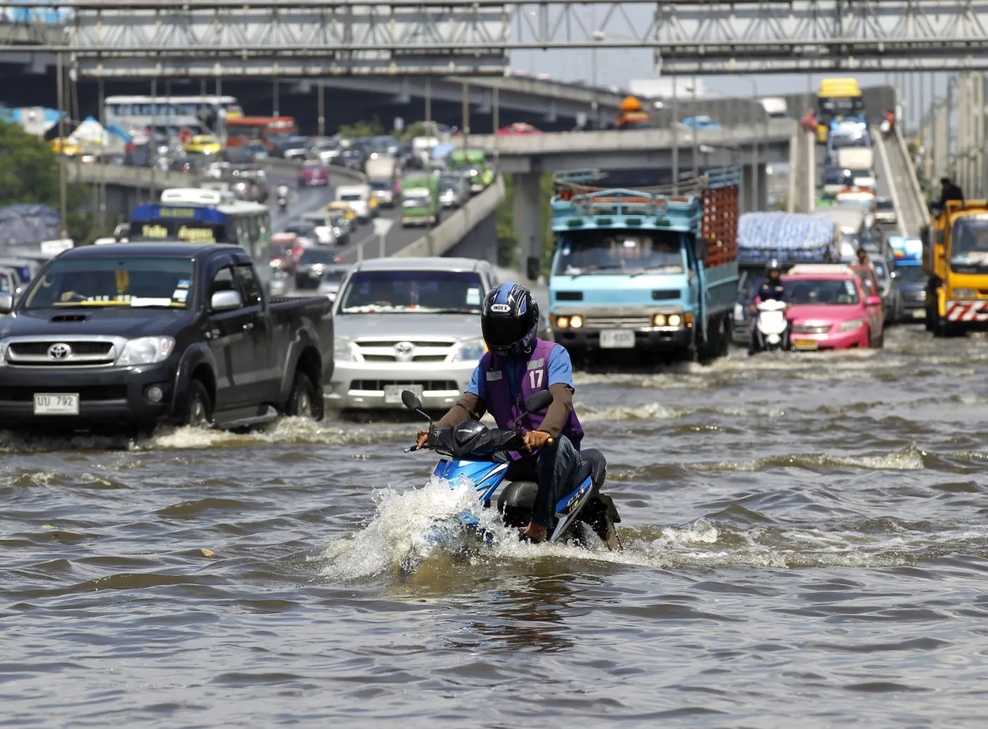 2656785-autostrada-w-centrum-bangkoku.jpg
