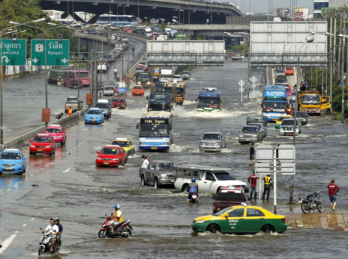 2656812-autostrada-w-centrum-bangkoku.jpg