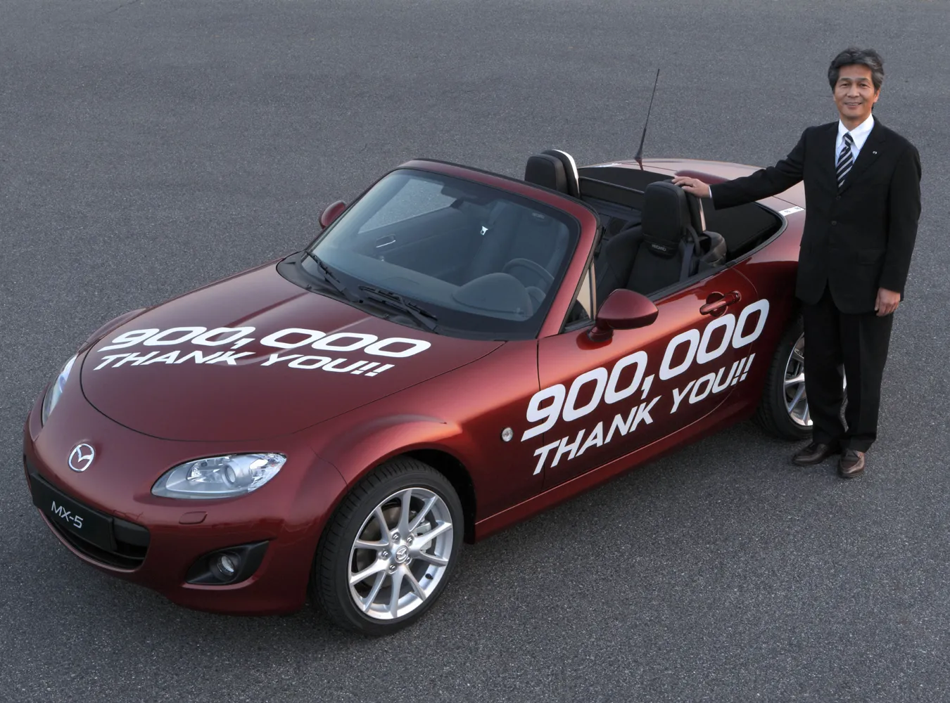 Liczba wyprodukowanych przez Mazda Motor Corporation egzemplarzy samochodu sportowego MX-5 osiągnęła dziś (4 lutego 2011 r.) próg 900 000. Taki wynik uzyskano w ciągu 21 lat i 10 miesięcy od rozpoczęcia masowej produkcji pierwszej generacji tego modelu w kwietniu 1989 r. 