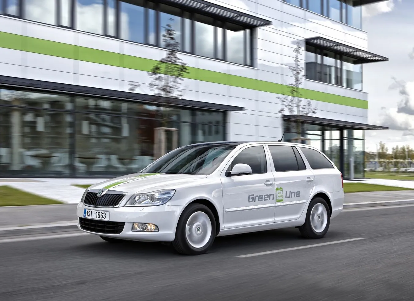 2989273-skoda-octavia-green-e-line.jpg