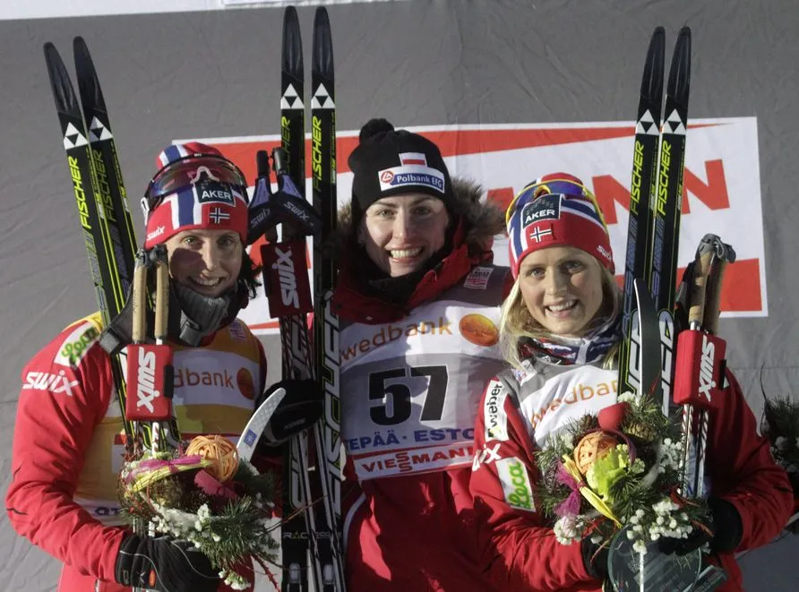 Justyna Kowalczyk (w środku), Marit Bjoergen (po lewej)Therese Johaug (po prawej) na podium biegu na 10 km w Otepaeae