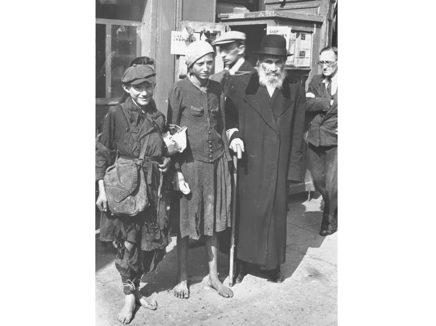 3015028-troje-mieszkancow-na-ulicach.jpg