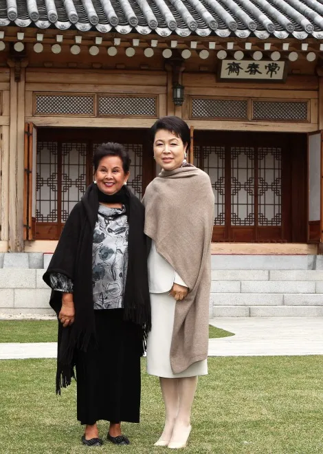 3283119-kim-yoon-ok-i-elenita-binay.jpg