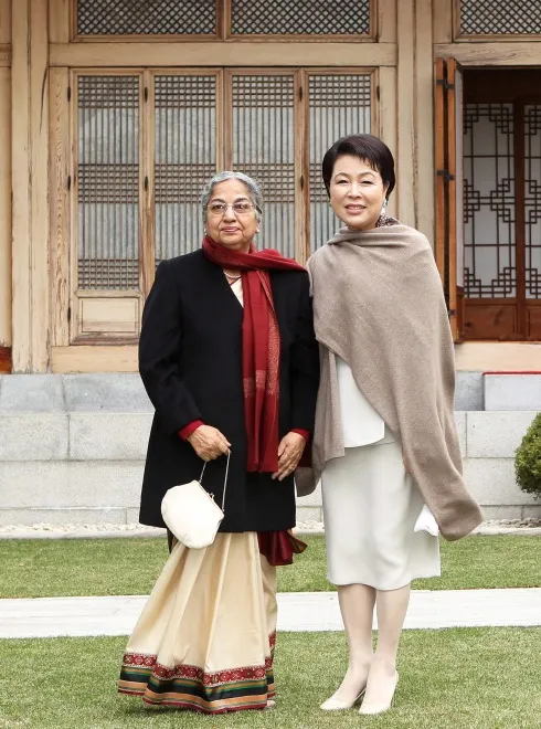 3283143-kim-yoon-ok-i-gursharan-kaur.jpg