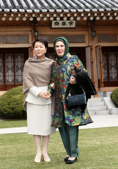 3283289-kim-yoon-ok-i-emine-erdoga.jpg