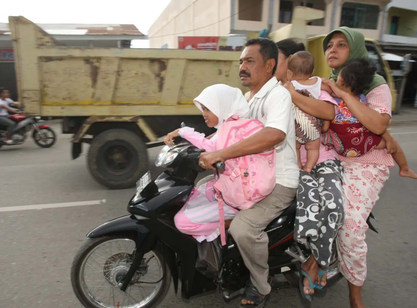 3346631-indonezja-tsunami-ostrzezenie.jpg