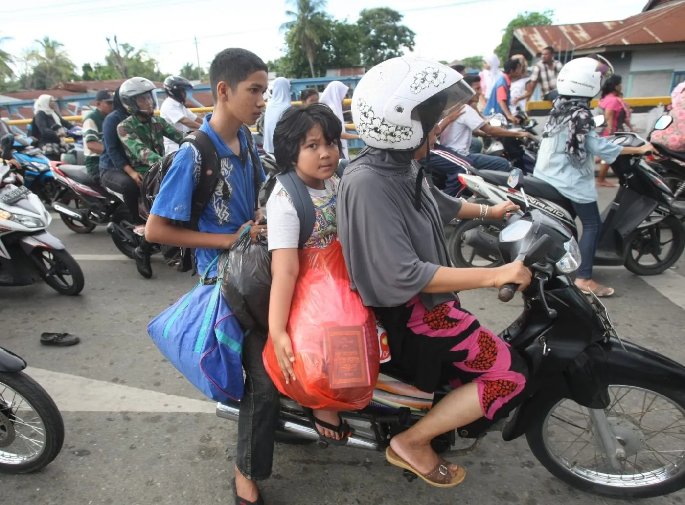 3346773-indonezja-tsunami-ostrzezenie.jpg
