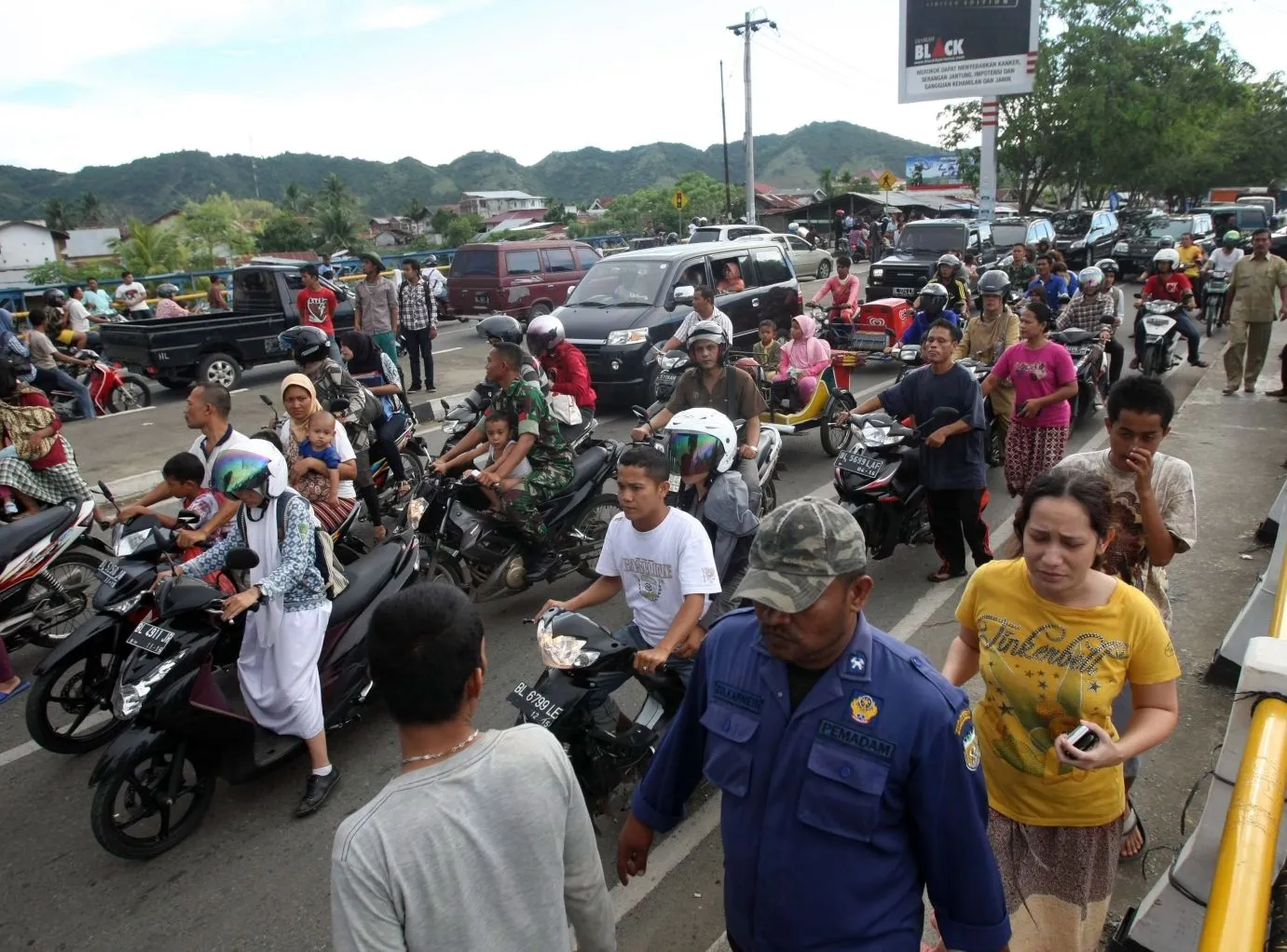 3346889-indonezja-tsunami-ostrzezenie.jpg