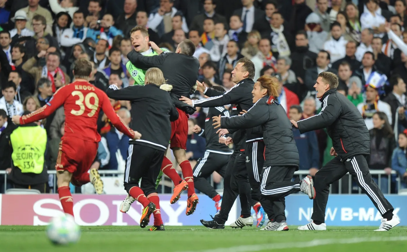 3418179-pilkarze-bayernu-rzucaja-sie.jpg